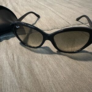 Ray-Ban Women's Sunglasses in Glossy Black